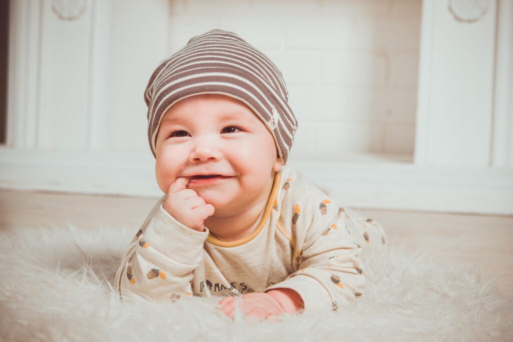 帽子をかぶって笑う赤ちゃん